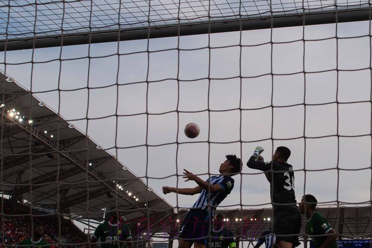 新华社:出家门,见球门——武汉足球文化在社区生枝发芽 新华社:出家门,见球门——武汉足球文化在社区生枝发芽